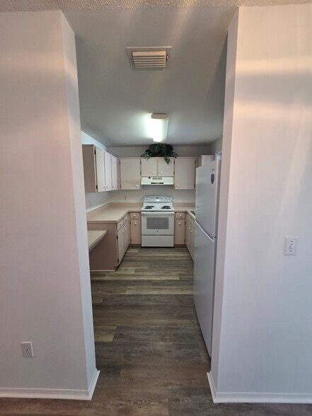 Building Photo - 1632 Tudor Ln