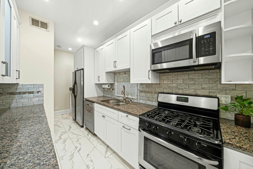 Kitchen - 6040 N Kenmore Ave