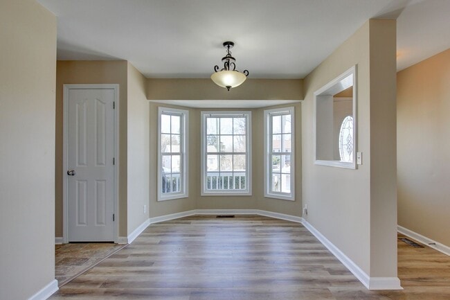 Building Photo - Cozy 3 bd 2 bath in the heart of Clarksville.  Fresh paint and Flooring!