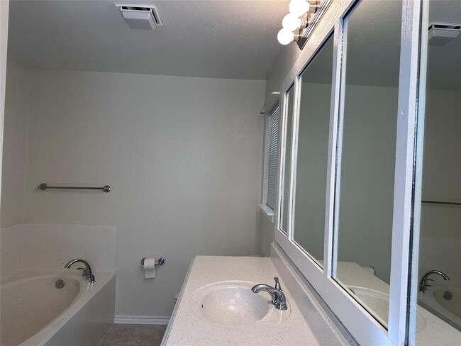 Building Photo - 109 Simpson Ave