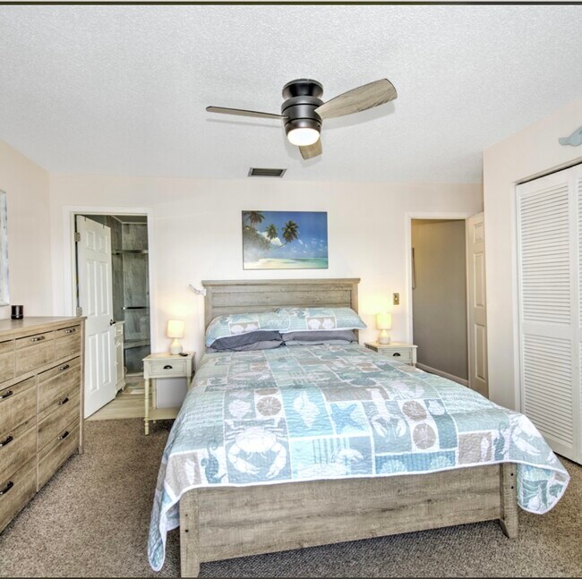 Building Photo - 4803 SW Santa Barbara Ct