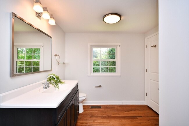 Building Photo - Charming 3/2.5 House with Lawn Care included!