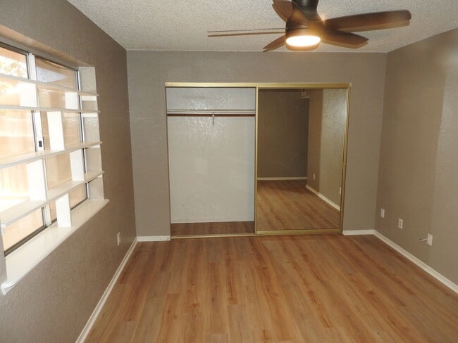 Building Photo - 4 Bedroom with large yard