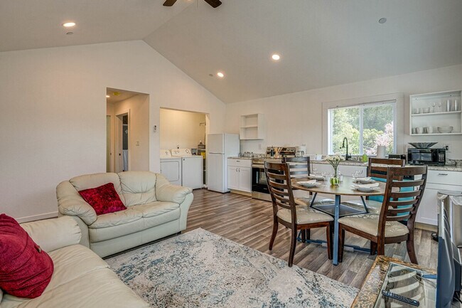 Building Photo - 1120 Sunrise Hill