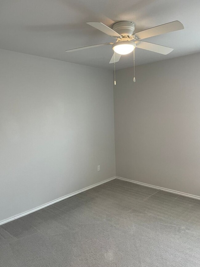 Building Photo - Available Now | Modern Single-Story 3 Bed, 2 Bath | Separate Office/Den | Big Yard | Pet Restrict...