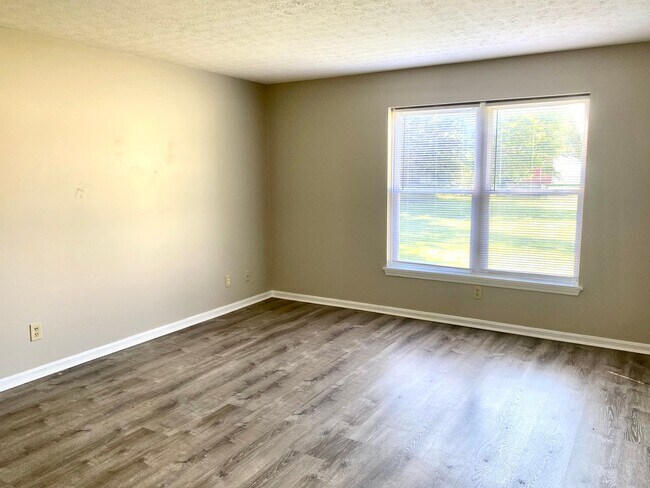 Building Photo - Remodeled 3 bedroom apartment in Portland - Section 8 accepted