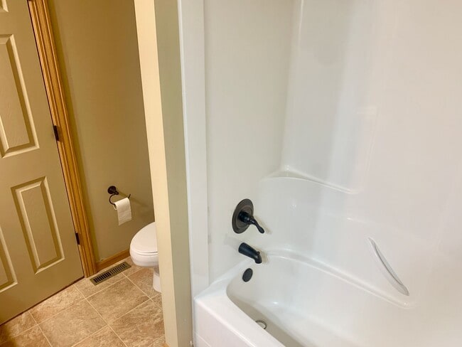 Building Photo - 2 Bedroom 1.5 Bathroom located in the Heights!