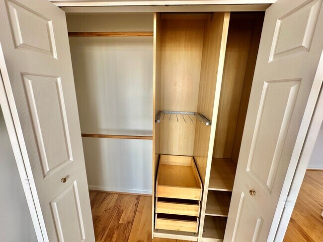 Building Photo - FREE RENT! Fantastic 1 Bed with Den/Office/Additional Sleeping area! Conveniently located near Du...