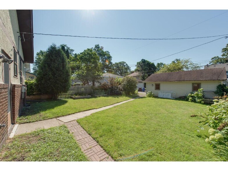 Building Photo - 1674 St Clair Ave