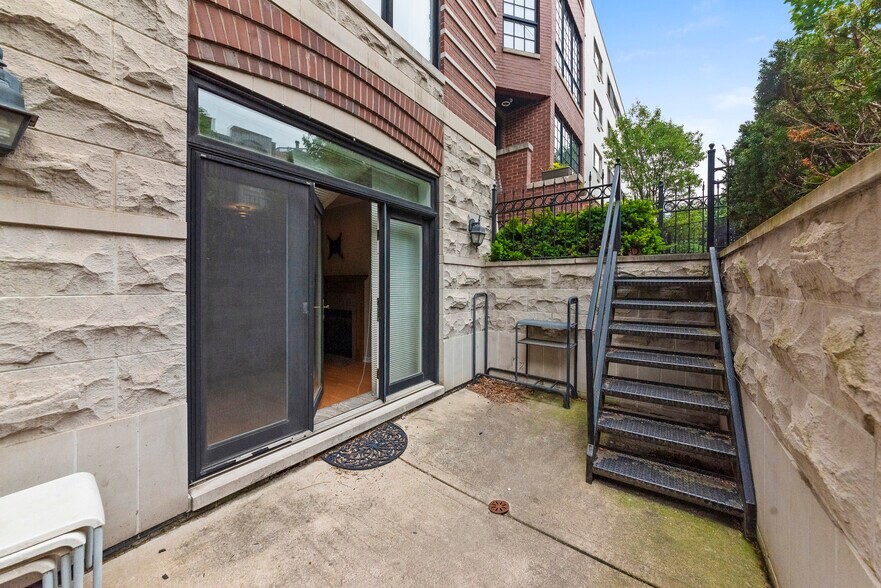 Building Photo - 540 W Oakdale Ave