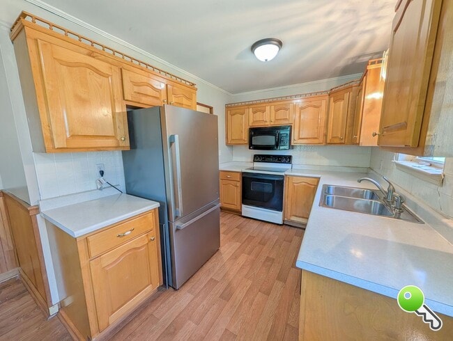 Building Photo - Charming 3BR Home with Covered Parking & Fenced Yard