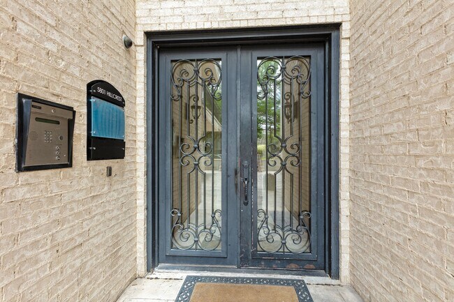 Building Photo - Luxury Highland Park Condo with gas and water