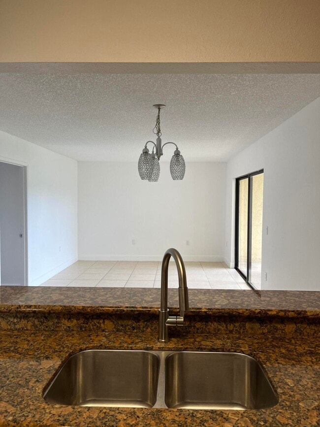 Building Photo - 1522 Lake Crystal Dr