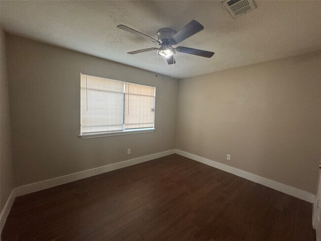 Building Photo - 12811 Labelle Ln