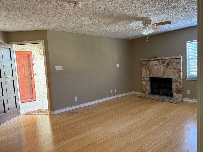 Building Photo - Private Condo Close to the Medical Center