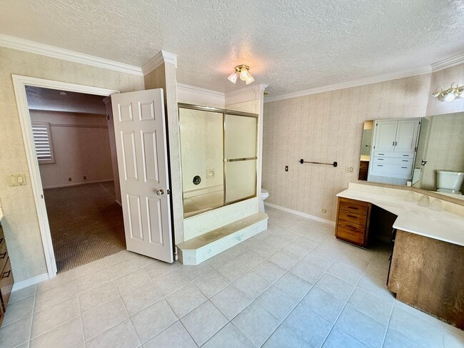 Building Photo - Distinctive and Spacious 5-BR Home in Bloomington