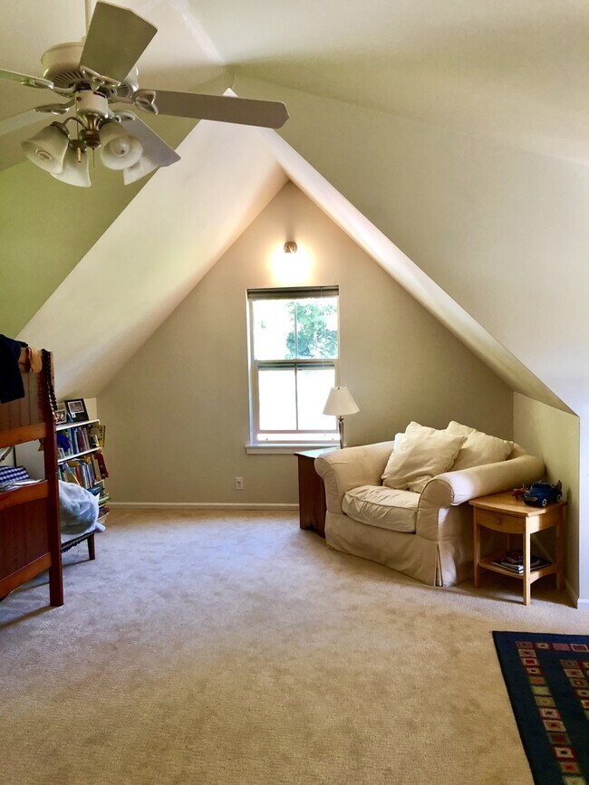 Building Photo - Gorgeous Bainbridge Estate available now.....