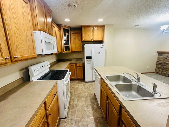 Building Photo - Updated Colonial 3 Bedroom Townhome with N...