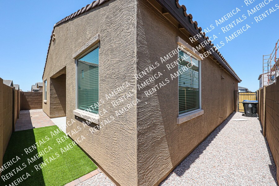 Building Photo - 9429 E Spiral Ave