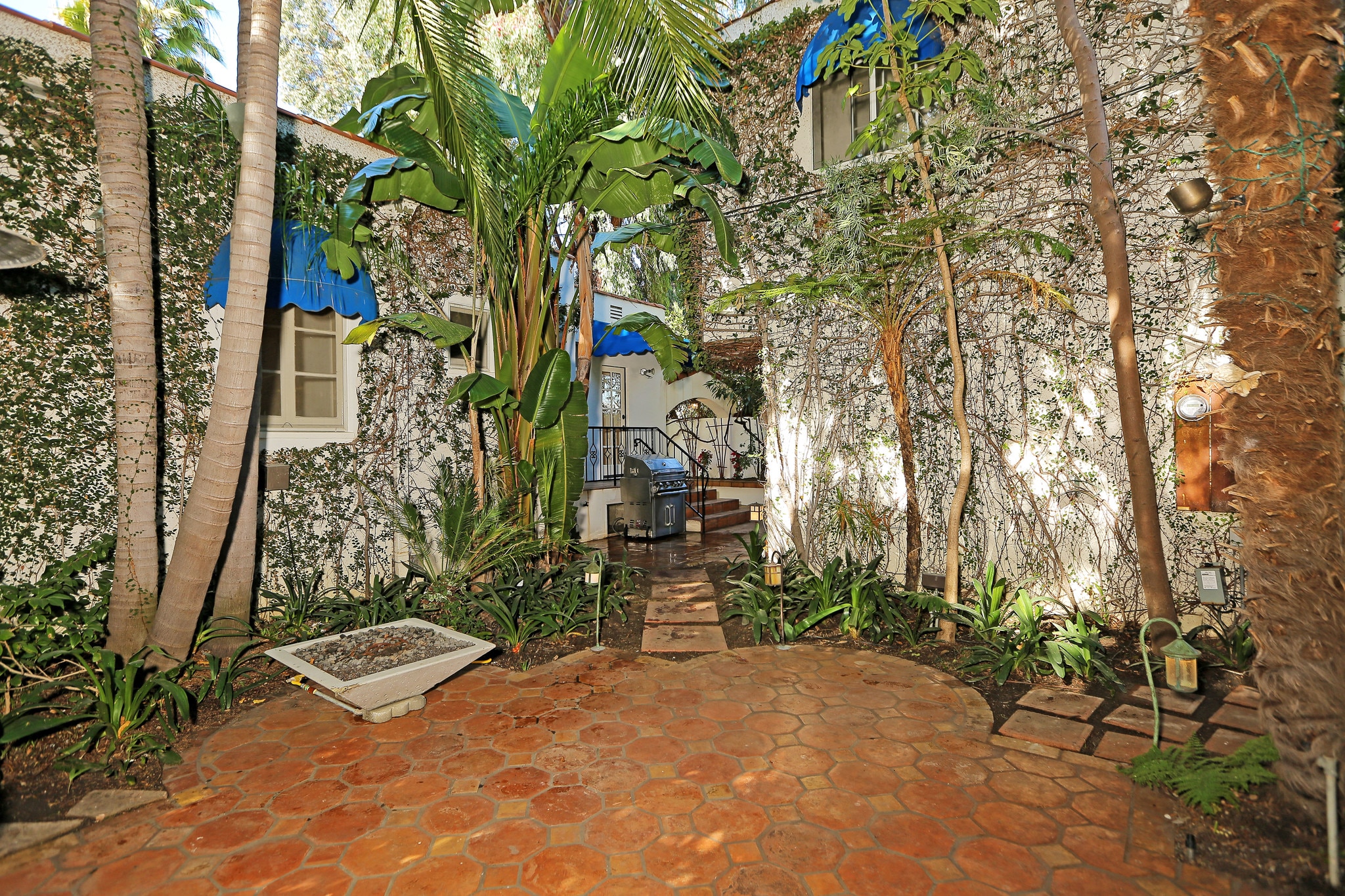 Building Photo - 344 S La Peer Dr