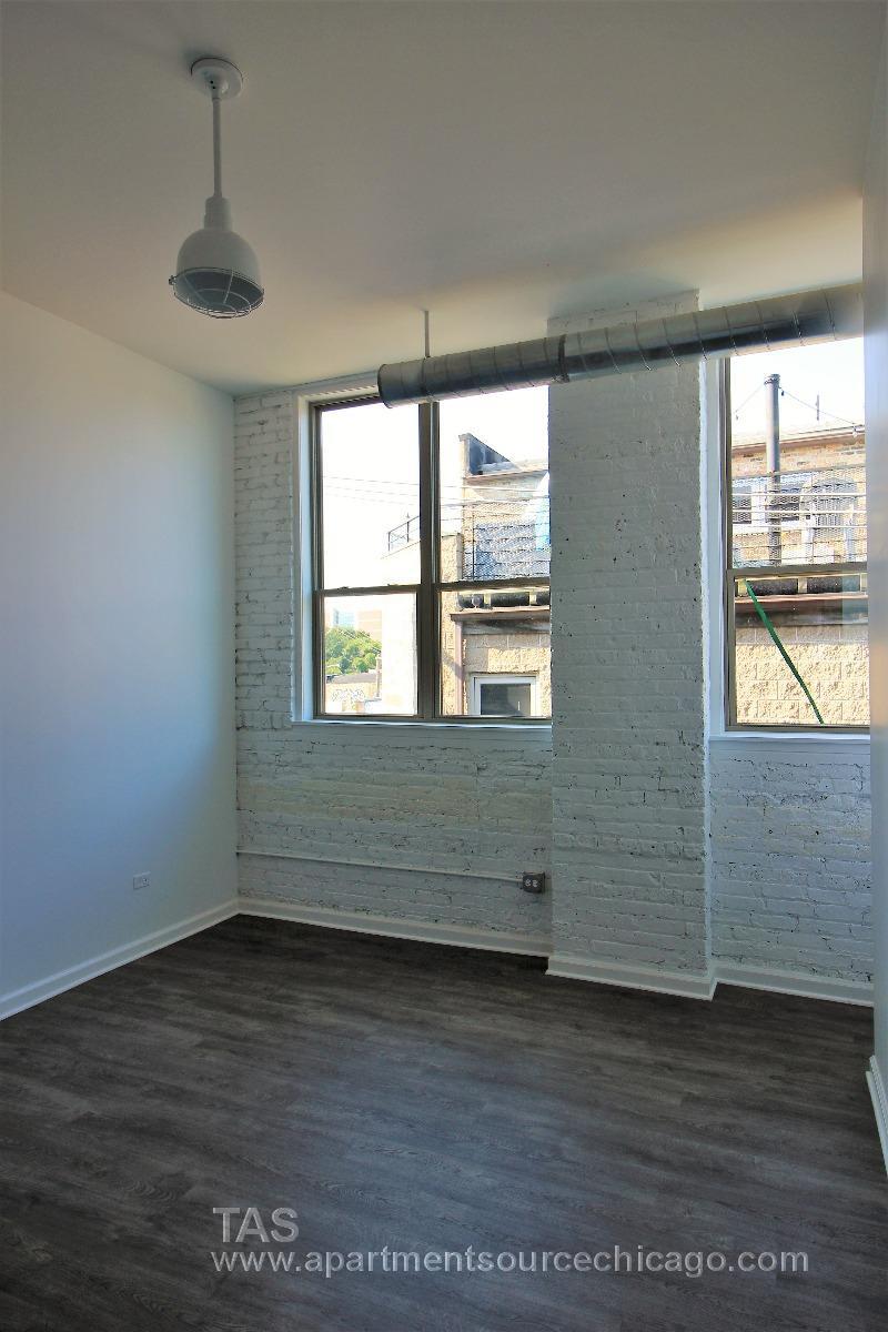 Building Photo - 932 W Dakin St