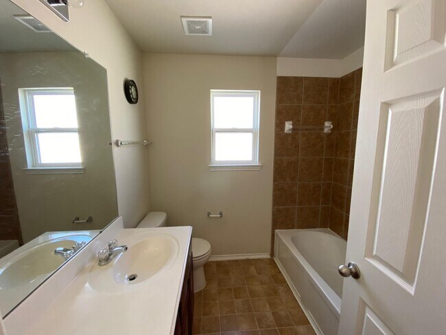 Building Photo - 1515 Daffodil Rd