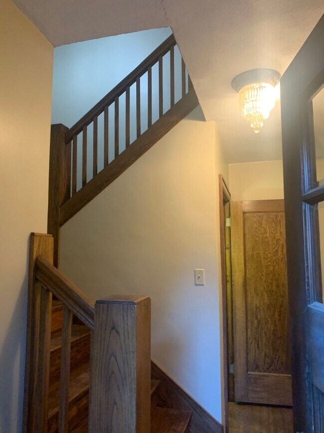Building Photo - College Hill duplex for rent!