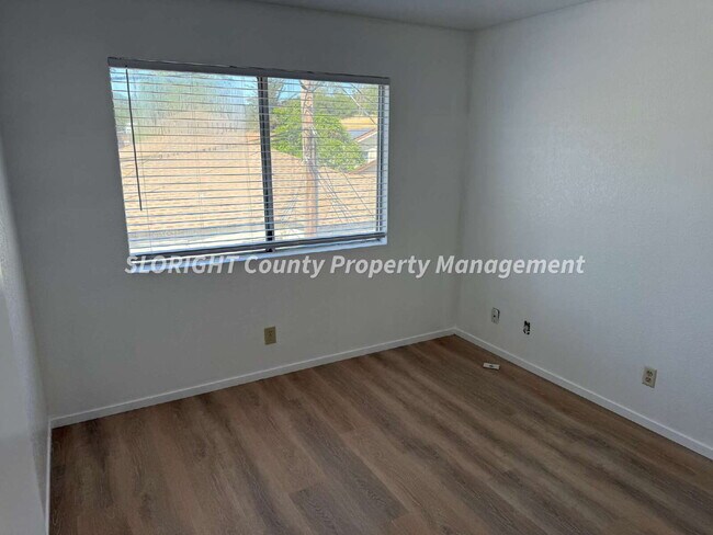 Building Photo - AVAILABLE NOW - Spacious 4 Bed, 2 Bath Apa...