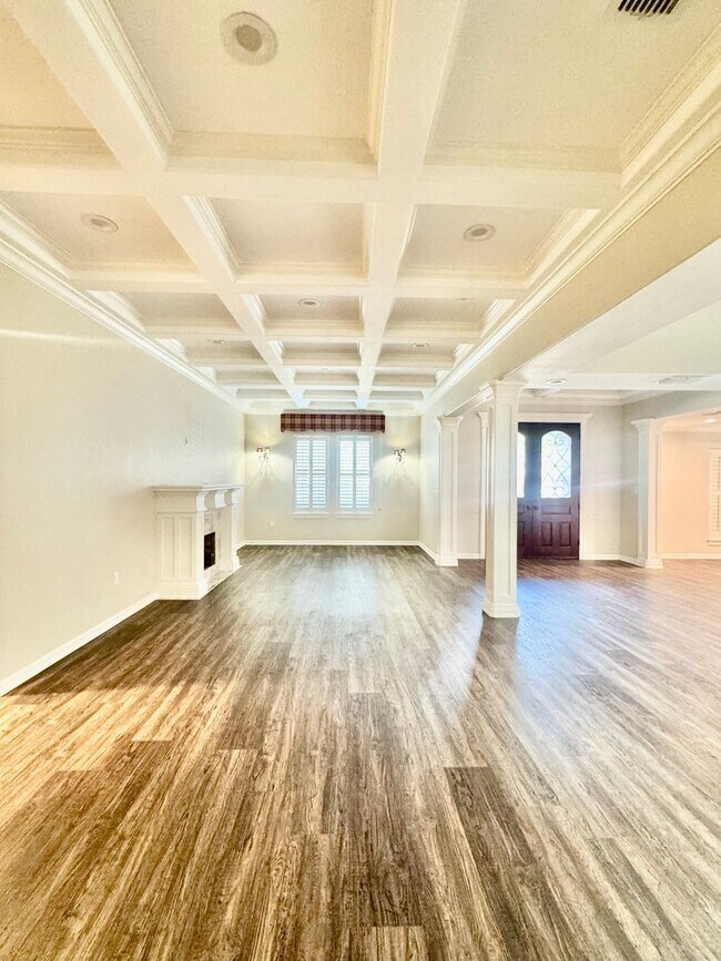 Building Photo - Elegant Estate in the Country Club Setting-Mother in law suite