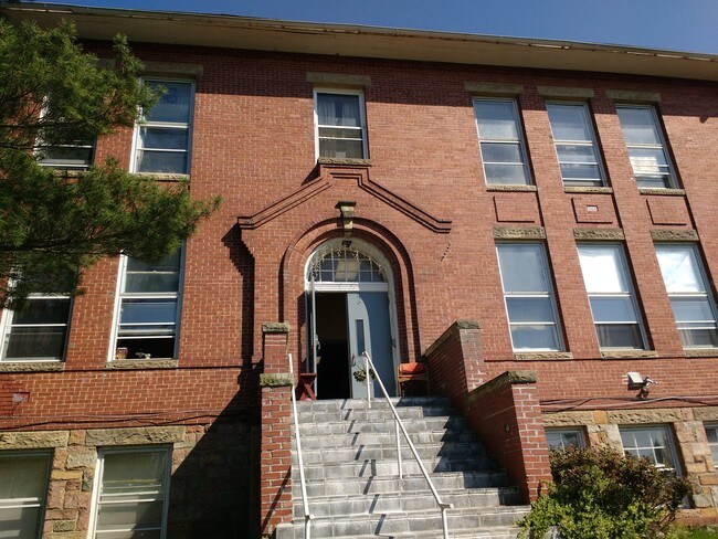 Building Photo - 1557 Main St