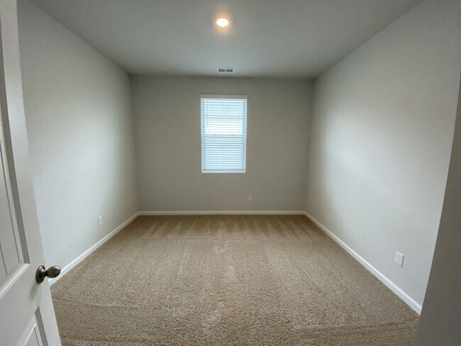Building Photo - Nice Four Bedroom Home in Lebanon
