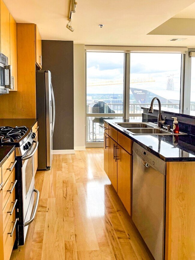 Building Photo - 21st Floor Corner Unit | Downtown Luxury Living w/ Balcony, Parking & Amenities