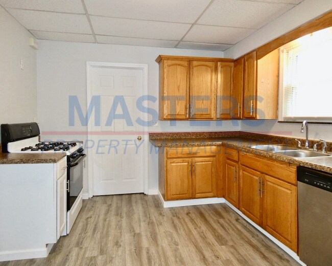 Building Photo - 3 Bedroom 1.5 Bathroom House