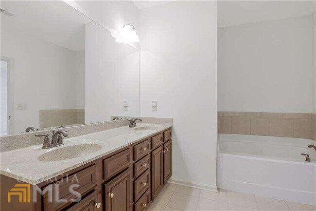 Building Photo - 3382 Vintage Cir SE