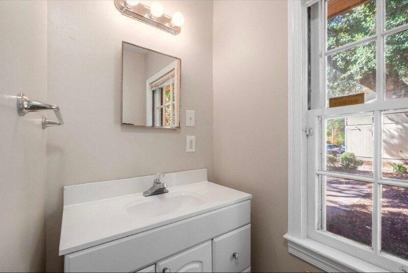 Building Photo - 106 Dixie Dr