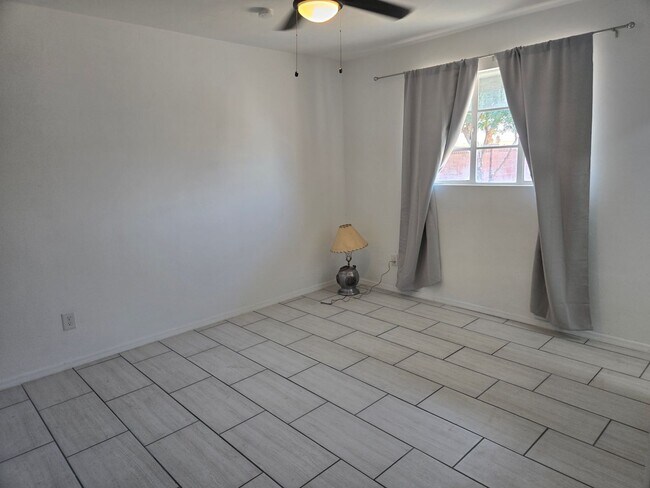 Building Photo - Cozy 3 bed, 2 bath home in Phoenix, No HOA!