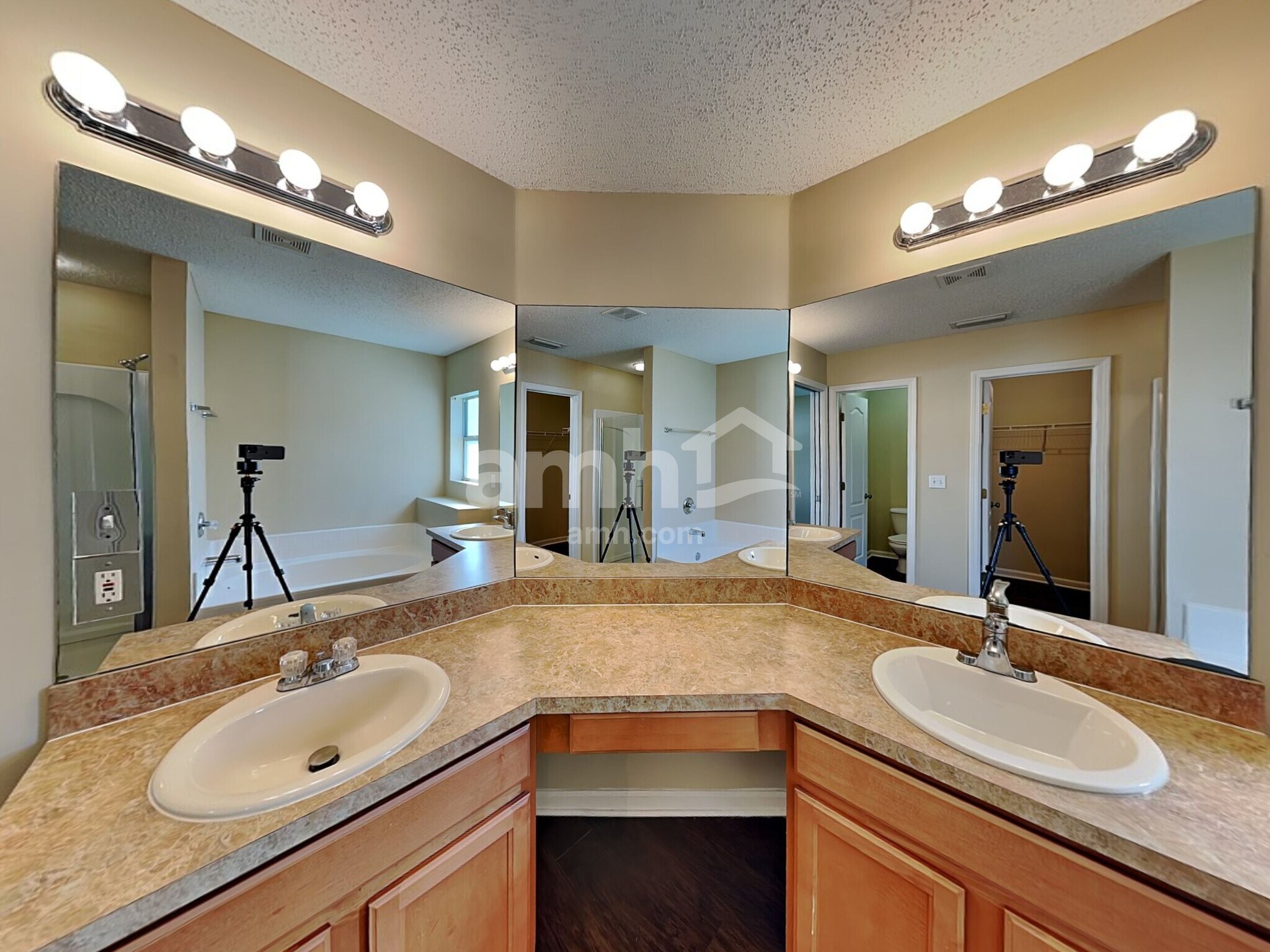 Building Photo - 6685 Southern Oaks Dr