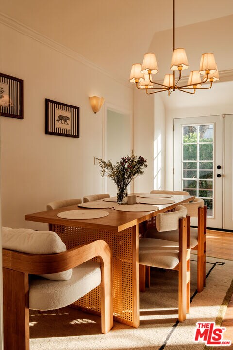 Building Photo - 866 N Doheny Dr