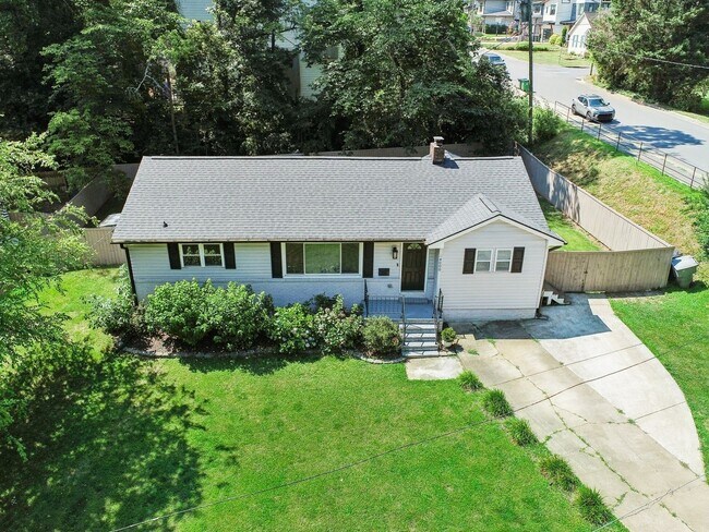 Building Photo - Charming 3BR House in Charlotte