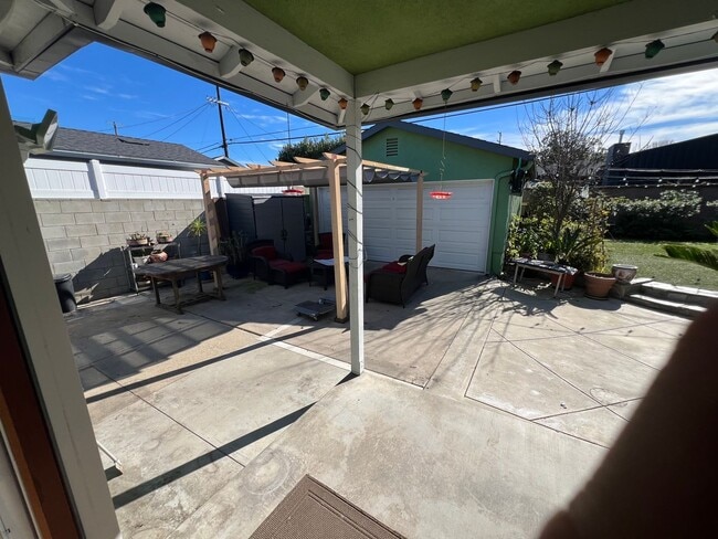 Building Photo - Comfort Meets Style in This Updated Kentwood Home