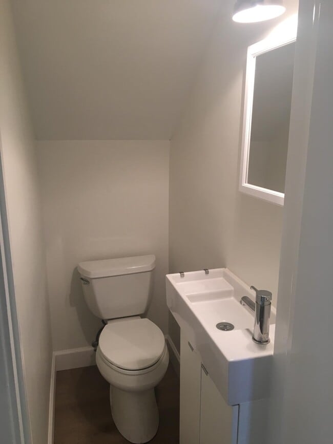 Building Photo - 27 E Rd