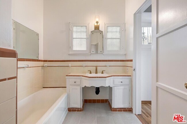 Building Photo - 448 1/2 S Wilton Pl