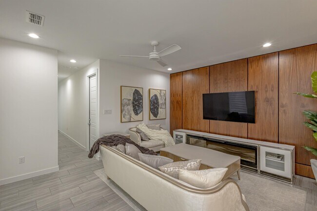 Building Photo - 423 Deer Path Lp