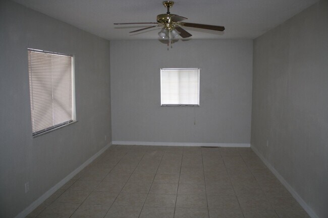Building Photo - Very nice 4 bedroom 2 bath in beautiful se...