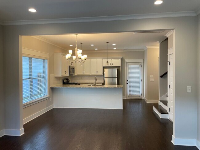 Building Photo - Spacious 3 bedroom home with garage and fenced backyard!