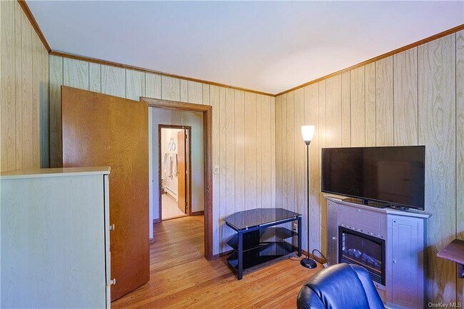Building Photo - 142 Shawanga Lodge Rd
