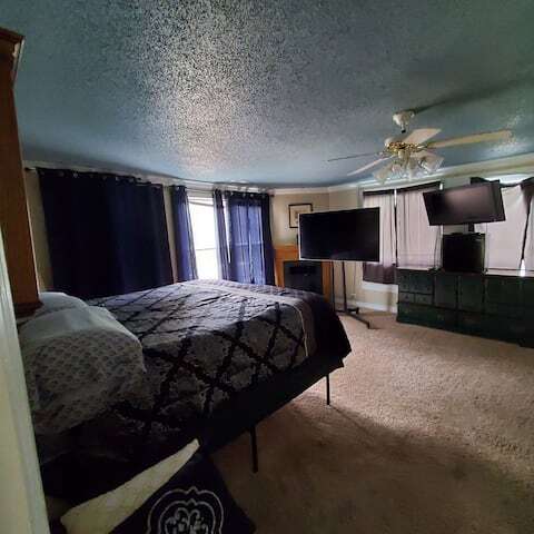 Master bedroom, Queen size bed. - 1014 Sailclub Rd