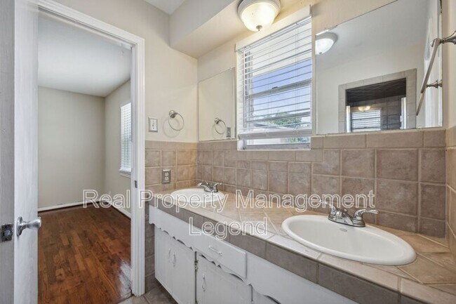 Building Photo - 9007 Sweetwater Dr