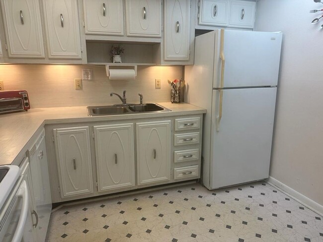 Building Photo - Furnished 2 Bedroom, 2 bath condo across f...