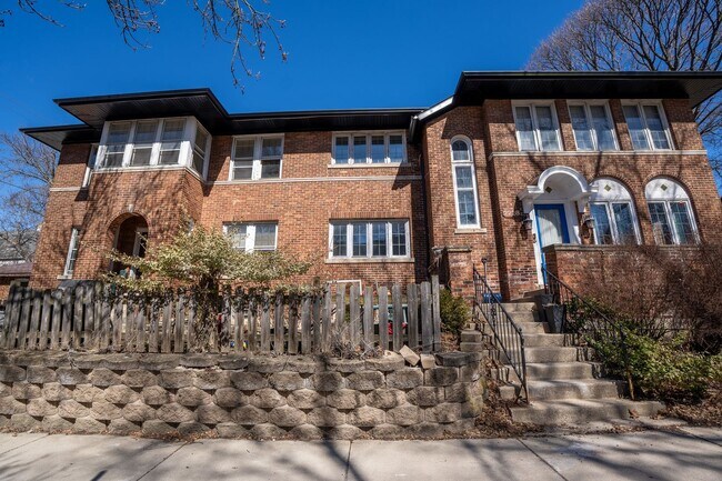 Building Photo - 2222 E Park Pl